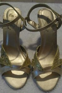 Madeline Stuart gold 6.5 heels